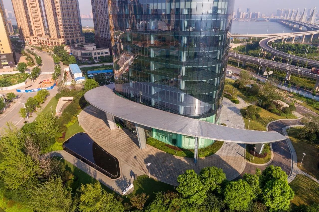 南昌新力中心塔楼直接落地，无裙房