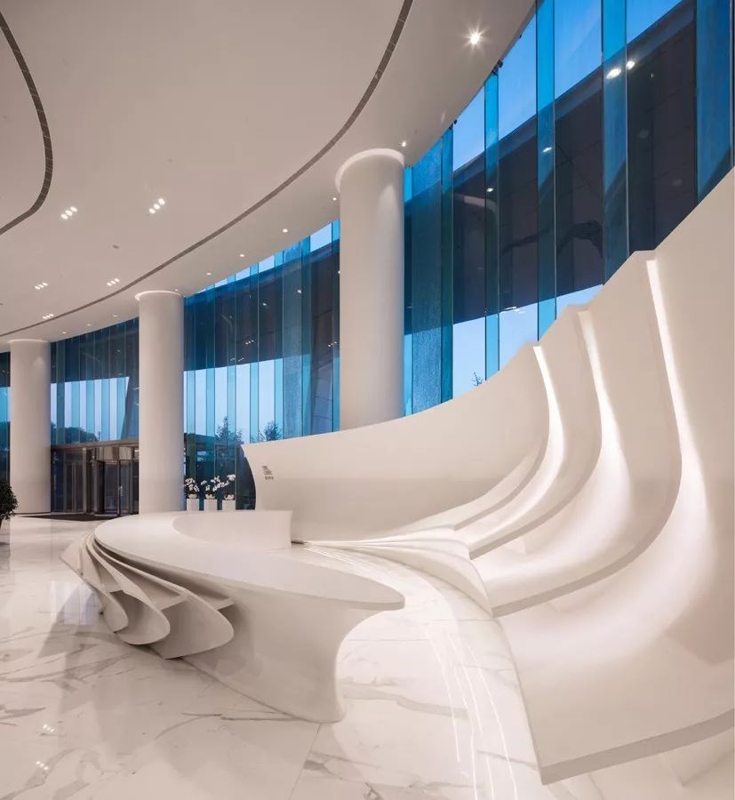 新力地产与南宫NG28为南昌新力中心打造了4.2m高阔层高、地下双层超大专属车库