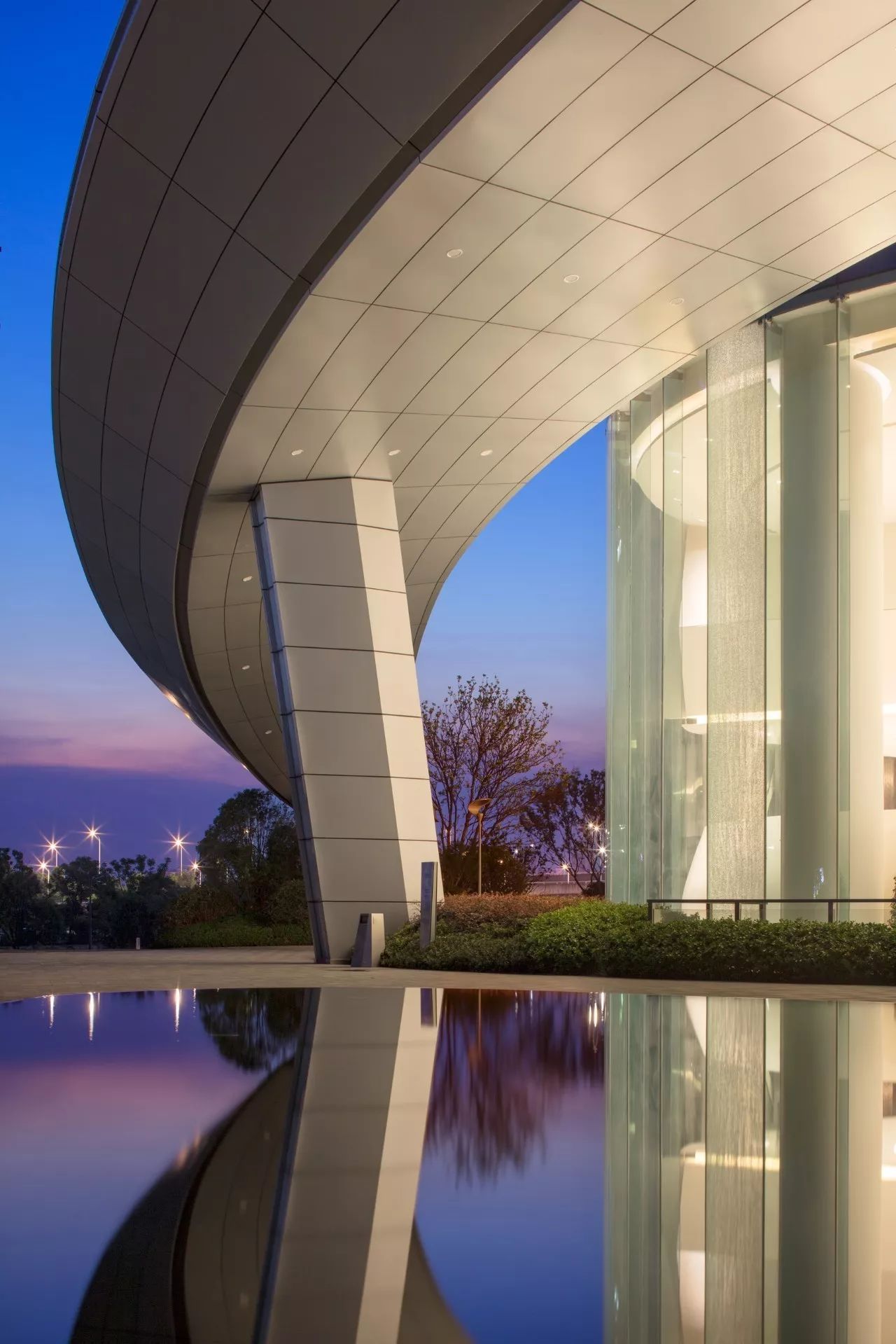 南昌新力中心塔楼直接落地，无裙房