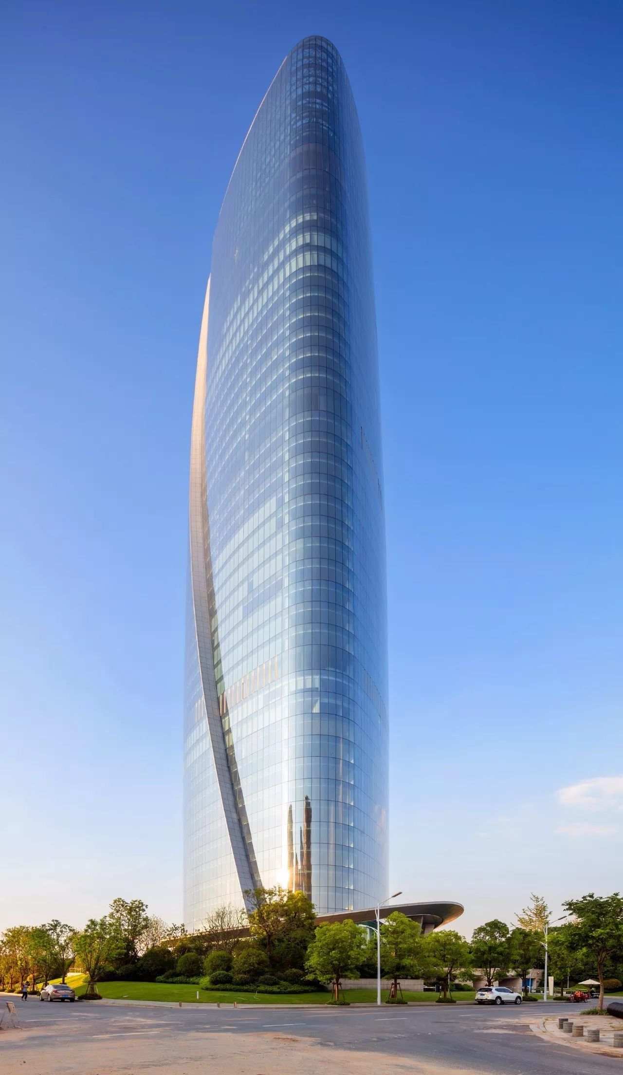 南昌新力中心塔楼直接落地，无裙房