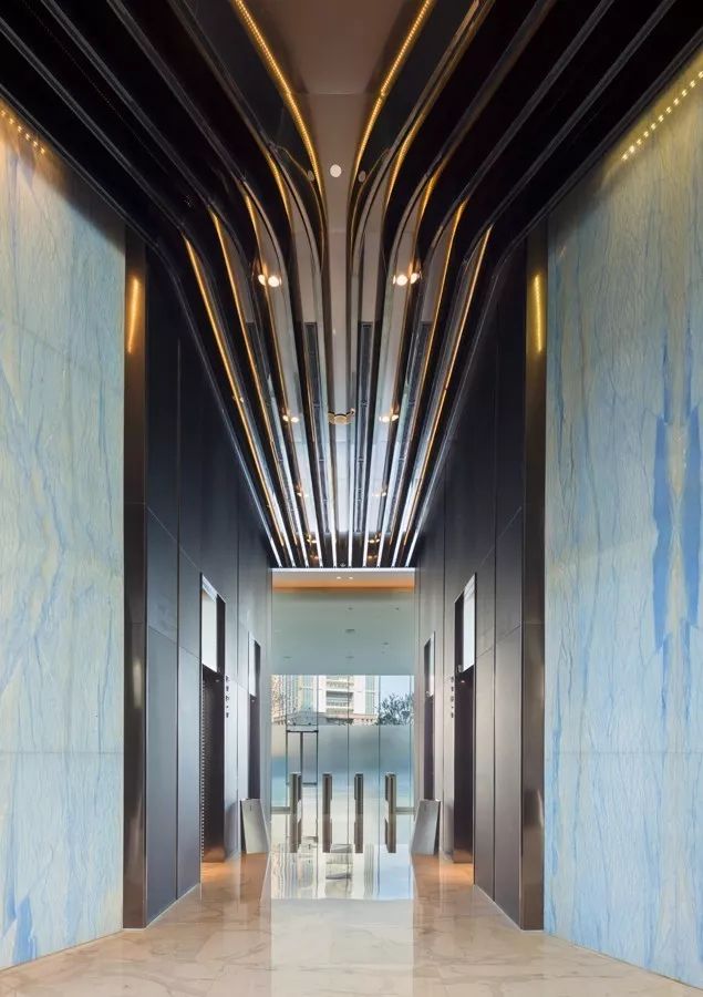 新力地产与南宫NG28为南昌新力中心打造了4.2m高阔层高、地下双层超大专属车库