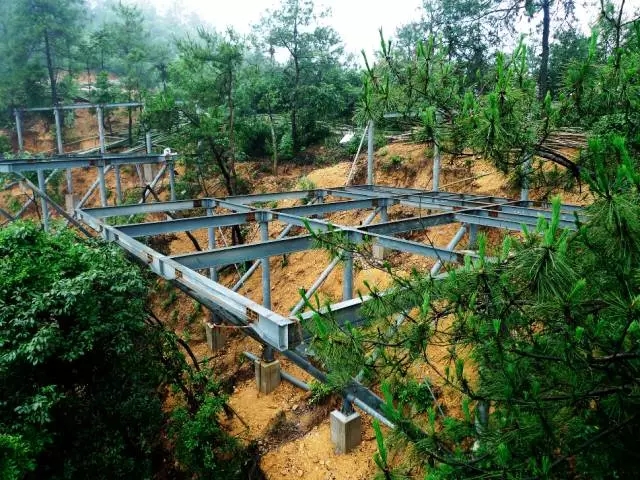 裸心堡选取了轻质结构、切合山地的吊脚楼结构