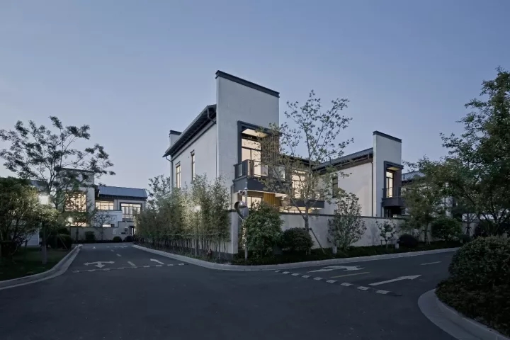 院内景观对公共区域可见，但并不滋扰使用者的私密需要