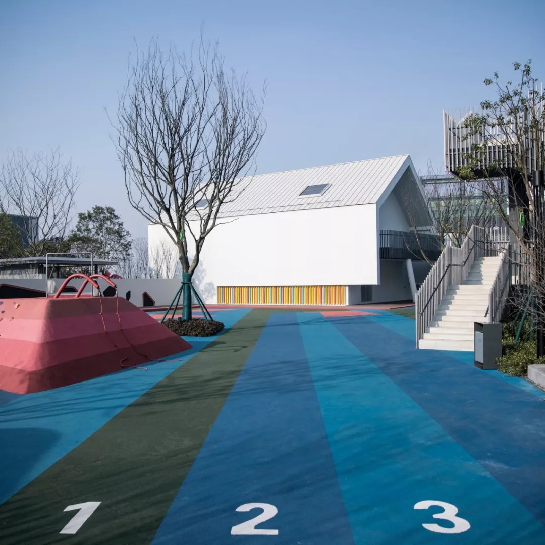 构筑的干净与活动场地的多彩相得益彰