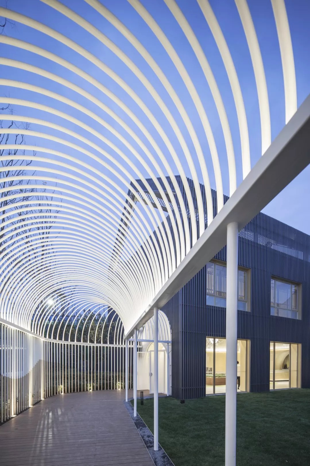 无处不在的栏杆提供触觉乐趣和安全保险