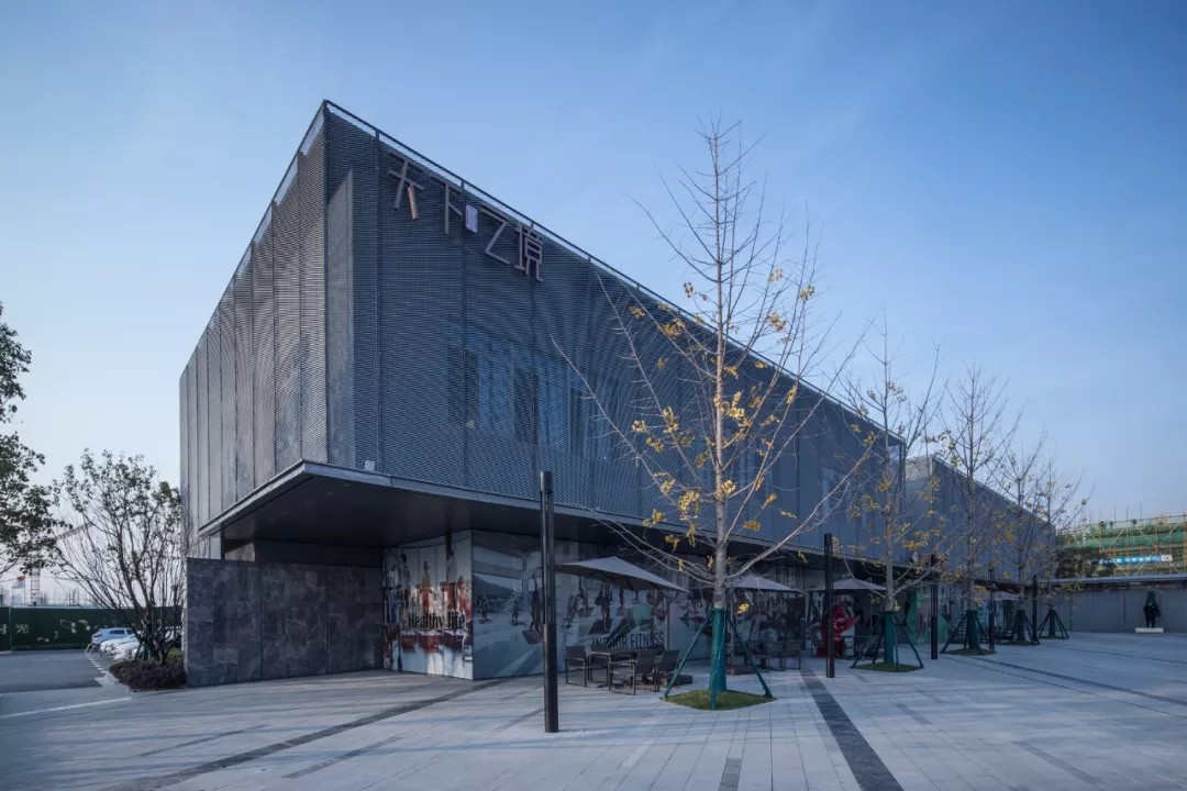 社区综合中心素雅的立面成为公共活动布景