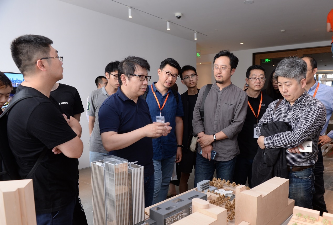 来访结合毕业设计高校师生参观南宫NG28办公空间