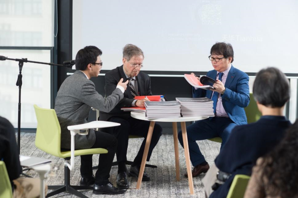 哈佛布斯克茨教授、杨丁亮教员与南宫NG28集团总构筑师黄向明现场书籍签发